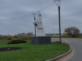 Йошкар-Ола, называют просто - "баба с караваем"