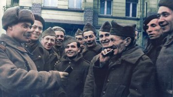 При чем тут спирт?Сигареты вижу...угощает...Исторические фото плохо уживаются с фантазиями,а в общем неплохая подборка...
