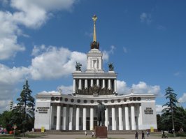 Интересно сколько мозгов надо иметь чтоб выводить выход из потайного тунеля на самое видное место,ещё и перед центральным входом?Как по мне то это просто выдумка:)