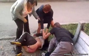 пьяные в уматину бойцовые бабы это жесть,как питбуль не угомонить ,бить не уместно а перцовкой прыскануть само то.
