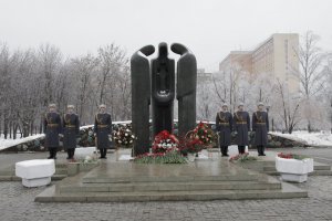 Москва. Зеленый проспект. Сквер возле метро Перово. Монумент плачущие(скорбящие) матери, в честь павших в Афганистане воинов. Очень многие моральные уроды называют его три бомжа отливают...