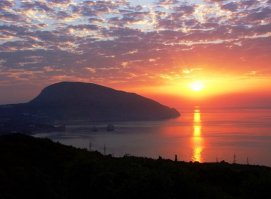 Одна из легенд о Медведь-горе гласит:

В очень далекие времена в горах и на побережье Крыма жило дикое стадо медеведей. Управлял им вожак - старый и грозный медведь. Однажды на берегу медведи нашли обломки корабля и среди них маленькую девочку. Девочка осталась жить среди медведей и постепенно выросла и превратилась в красивую девушку. Старый вожак и все медведи очень любили девушку.

Однажды, когда медведи ушли далеко на охоту, к берегу прибило лодку, в которой лежал очень красивый, молодой и сильно истощенный голодом и жаждой юноша. Девушка выходила его и они полюбили друг друга. Юноша уговорил возлюбленную уплыть с ним на его родину, они сели в лодку и вот между ними и берегом легла широкая голубая гладь...

Тут задрожала земля под тяжелыми лапами, заколебался воздух от грозного рева. Это вернулись на берег из далекого похода медведи и не обнаружили девушки. Вожак посмотрел на море и понял все. Огромный медведь опустил свою пасть в голубую влагу и с силой стал втягивать воду - море начало мелеть и лодку увлекло обратно к берегу. Девушка знала - ее возюбленного растерзают медведи и стала она молить, заклинать старого медведя отпустить возлюбленных. И так горяча была мольба девушки, что страшный громадный зверь пощадил их, но так и не смог оставить берег моря, продолжал лежать и всматриваться вдаль, где исчезло его любимое существо, к которому он так привязался.

И лежит старый медведь на берегу уже тысячи лет. Окаменело его могучее тело. Мощные бока превратились в отвесные пропасти, высокая спина стала вершиной горы, достигающей облаков, голова сделалась острой скалой, густая шерсть обратилась в дремучий лес...   ((( это моя "быстрая версия медведЯ"(((, Твой МЕДВЕДЬ,... я лучших вариантов не видел...! )))