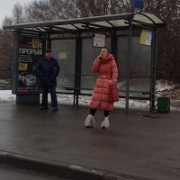 Работаю таксистом. Приезжаю на вызов к мед.учреждению, забираю, везу клиента в конечный пункт. Приехали, расплачивается, выходить из машины, и тут я замечаю, что клиент в бахилах. Ну так с юмором и говорю: "Все приехали, бахилы можно снять!" Оба посмеялись. :)