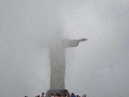 Аватор, спасибо за интересную статью. Одно маленькое НО - Пай-да-асукар - это по-испански. На португальском звучит как Пау-ди-Асукар)))
Немножко фоток про облака)Это явление там частое, но обычно быстро проходящее. Так же фото Христа вблизи и то, как фоткается народ) И да, вертолеты все еще летают)