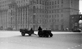 Мажор с телкой рассекают по центру Кутузовского