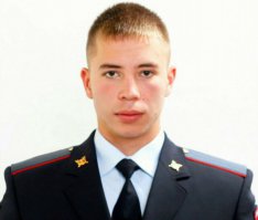 Оренбургский полицейский отморозил руки, спасая детей во время пурги

Чтобы вывести живыми людей из снежного плена, сержант Данил Максудов укутывал замерзающих в свою одежду. 
   Полицейский из патрульно-постовой службы небольшого оренбургского городка Медногорск Данил Максудов вместе с коллегами был вызван 2 января 2016 для помощи застрявшим во время пурги пассажирам и водителям автомобилей на автодороге Оренбург - Орск.Пробиваясь с помощью грейдеров к застрявшим автомобилям, полицейские формировали колонны по 15-20 авто и направляли в ближайший к затору Медногорск. Через несколько часов более 50 автомобилей были эвакуированы из снежного затора, однако на небольших дорогах регионального значения все еще находились автомобилисты.
Полицейские пешком добирались до заснеженных автомобилей. Данил Максудов вместе с сослуживцами-друзьями, добравшись до самых отдаленных заснеженных участков, стали выводить замерзающих, уже отчаявшихся девятерых человек, среди которых были женщины и дети. Недолго думая, Данил снял бушлат, чтобы укутать им ребенка, а перчатки отдал дрожащей от холода девушке.
- Врачи констатировали у сержанта ППС сильное обморожение рук. В результате Максудов потерял пальцы левой руки.