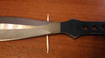 дома специально посмотрел на своём, баланс примерно в этом месте, судя по линейке, это середина ножа