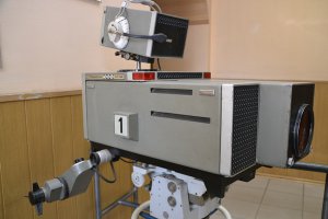 А мне давилось трогать живую камеру КТ-160. Выглядела, примерно так:
Огромная, тяжеленная. В аппаратной, кроме всего прочего, находился гидронасос, который обеспечивал работу гидраврики в штативе, которая опускала и поднимала камеру.

А эта камера одна из самых распространенных - КТ-320: 

У камеры интересная компановка. Она, как бы сложена пополам. Четыре трубки справа от объектива и "смотрят" назад. Штатив тоже гидраврический, но работает от педали, как парикмахерское кресло. А "обруч" на штативе - это руль.