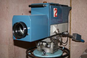 А мне давилось трогать живую камеру КТ-160. Выглядела, примерно так:
Огромная, тяжеленная. В аппаратной, кроме всего прочего, находился гидронасос, который обеспечивал работу гидраврики в штативе, которая опускала и поднимала камеру.

А эта камера одна из самых распространенных - КТ-320: 

У камеры интересная компановка. Она, как бы сложена пополам. Четыре трубки справа от объектива и "смотрят" назад. Штатив тоже гидраврический, но работает от педали, как парикмахерское кресло. А "обруч" на штативе - это руль.