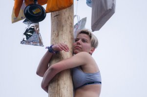 Подумалось: лучше бы они друг друга обнимали