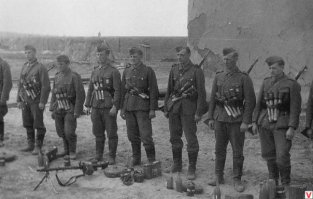 Стоит добавить, что до 1943 года, вплоть до Курской битвы, штурмовые группы на фронте были в основном у немцев. Причем с громадным опытом - начиная с 1939 года им приходилось брать вражеские укрепления в разных странах. И одна из причин столь быстрого прорыва немцами в 1941 году наших УРов - именно в использовании таких групп. 
Но при этом это не были отдельные формирования в составе Вермахта, а обычные пехотные части усиленные саперами и спецсредствами. При этом особое внимание уделялось взаимодействию таких групп с авиацией и артиллерией. Зачастую они лишь обозначали цели и корректировали стрельбу, подобравшись на максимально близкое расстояние. Что, к сожалению, отсутствовало у нас, о чем ТС уже упоминал.
Но в целом тактика и техника, которая использовалась немцами, были тщательно изучены нашими спецами и частично внедрены для использования уже нашими штурмовыми бригадами. 

Кстати несмотря на схожие задачи, было одно интересное отличие - штурмовые группы вермахта практически не использовали бронежилеты, хотя они в немецкой армии появились еще в Первую мировую. Связано это с тем, что в таком жилете неудобно перемещаться по-пластунски, а советские укрепрайоны располагались, что называется, в поле, а вот немцы же предпочитали укреплять города, опроные пункты, где наши штурмовики перемещались уже бегом, в рост, и броники были крайне актуальны. )