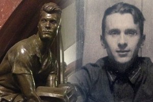 Читал данную историю неоднократно. Надо сказать, что Аркадий Гидрат в 30-х годах был одним из самых известных и популярных советских легкоатлетов. Неудивительно, что его пригласили позировать. И не для одной, а для четырёх скульптур которыми после была оформлена станция. Ну и... странно, что автор не запостил главное фото.
