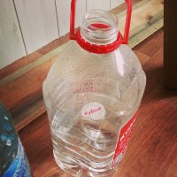 Мне кажется, что это пятилитровый бутыль с широким горлышком, а пробка внутри от бутылки 1,5 литра. Просто под таким ракурсом фото сделано.