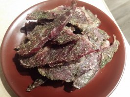 норм, надо попробовать с уксусом. Я похожим образом свинину делал, только специи другие,  солил 3-4 дня и сушил на батарее, т.к. люблю доводить до ломкости))