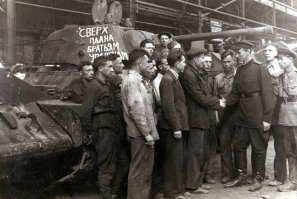 Урал - это не только Горы. Это Люди. Крепкие, как эти горы. Надёжные. В Войну все кто мог - ушел на фронт. (на иллюстрации - памятник Уральскому Добровольческому Танковому Корпусу.) А кто не мог - ковал Оружие Победы - Т-34. В тот момент его выпускали все тяжеломашиностроительные мощности - и УВЗ, и Уралмаш, и УралТрансМаш. В кузнях УРАЛА ковалась ПОБЕДА. На последней иллюстрации - продолжение работы дедов и отцов.