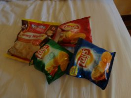 автор чем тебя удивили чипсы с лимоном? В каждой стране есть свои вкусы чипсов. В РФ одно время продавали чипсы со вкусом меда, например. А для иностранцев странными кажутся чипсы со вкусом огурцов. И даже для россиян кажутся странными лейс со вкусом картошки с укропом))
Совсем с лимоном не пробовала, но в Индии покупали лейс со вкусом лайма и чили. Ядерная смесь, врагу не пожелаю - кисло-острые. Очень кислые и очень острые.
З.ы: и вообще, в каждой стране свои вкусы. Например, живу в Израиле, тут местные искренне не понимают как можно есть пиццу с мясом ("фуу это же гадость несочетаемая!") просто потому что они не приучены. Так и тут. Вполне могут быть неплохие чипсы, я б попробовала ради интереса))