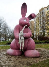Зайка кушает хозяйку
Не кормила она зайку!))))