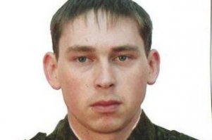 Военнослужащий Алексей Васильев в Казани спас 3-летнего ребенка, упавшего с шестого этажа, сообщает пресс-служба МВД по РТ.
Алексей Васильев возвращался домой после работы. Около одного из домов он заметил собравшихся людей. Подойдя поближе, он увидел девочку, свесившуюся с решетки балкона шестого этажа. Военнослужащий подбежал к дому и поймал на руки падающего ребенка. Прибывшая на место бригада скорой помощи серьезных повреждений у девочки не обнаружила.
Сослуживцы узнали о героическом поступке товарища только через неделю, когда Алексей Васильев обратился в медицинский пункт воинской части. Оказалось, что спасая ребенка, мужчина получил перелом руки.

Свой поступок Алексей Васильев героическим не считает.

«На моем месте любой мужчина, а тем более военнослужащий, поступил бы так же. Травмы я сразу не почувствовал, только незначительную боль, которой не придал особого значения», - сказал он.

За спасение ребенка военнослужащего наградили медалью «За смелость во имя спасения».
