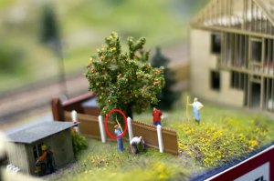 некропост, конечно, но чувак или копает яблоню, или парню под забором сейчас достанется вилами...