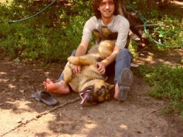 У матери восточно-европеец когда приезжаю такая же картина. Только в нем весу поболее(