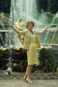 Интересно скомпоновано... Самсон откручивает голову Ненси Рейган .