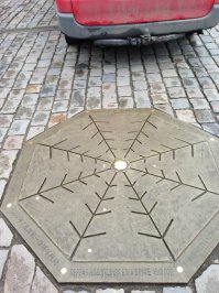 "Место первой в мире Новогодней ёлки (если верить латышским историкам)" - автор слегка туповат. На самом этом люке даже написано где она первая была