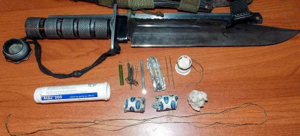 это называется "микроукладка" и обычно находится в рукояти ножа для выживания