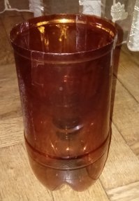 Осы облюбовали строить свои гнезда за внешней обшивкой дачного дома, на чердаке, лезут в дом. Использую такую ловушку, наливая туда "сладенького". Система "нипель" = туда влезли, обратно хрен. Наполняется быстро.