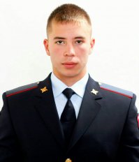 Замерзаю, но не сдаюсь - как обыкновенный полицейский из Оренбуржья стал героем.
Сотрудник оренбургской полиции Данил Максудов, лишившийся пальцев рук после спасательной операции на трассе Оренбург — Орск, в глазах тысяч россиян стал героем. В начале января 25-летний сотрудник патрульно-постовой службы из города Медногорска отдал форменную одежду — шапку, бушлат и рукавицы — замерзающим людям и помог им ценой собственного здоровья и жизни. В «Армагеддоне» герой Брюса Уиллиса остался на метеорите, чтобы взорвать его и предотвратить столкновение с Землей, в «Стар Треке» капитан Спок пожертвовал собой, чтобы спасти межпланетный корабль, но иногда, чтобы сохранить чью-то жизнь, достаточно совершить что-то менее изощренное: например, отдать свою одежду человеку, погибающему от холода. Именно это сделал сотрудник патрульно-постовой службы полиции города Медногорска старший сержант Данил Максудов, уже ставший героем в глазах жителей Оренбургской области и тысяч россиян из других уголков страны. Инцидент произошел 2 января на автомобильной дороге Оренбург — Орск. В тот день из-за бурана сотни людей оказались в многокилометровой пробке: в чение 15 часов они не могли сдвинуться в условиях сильного ветра, снегопада и мороза. К спасательной операции были привлечены сотрудники МЧС и полицейские, всего ими было спасено 84 человека, 14 — госпитализированы. Один человек был найден замерзшим насмерть, впоследствии в госпитале скончалась еще одна женщинаВо время спасательной операции сотрудник ППС отдела полиции №1 МОМВД России «Кувандыкский» Данил Максудов отдал свой бушлат замерзшей девушке, а рукавицы — ребенку. Еще одного молодого человека он сумел вывести «на свет» и передать в руки медиков.«Конечно, я сразу подумала о том, что он замерзнет. Потом мы встретились спустя сутки в больнице. До этого я не знала, что с ним. Я поблагодарила его за спасение на словах, но этого мало. Если бы не его куртка, не знаю, что бы со мной было. Я всего лишь простудилась», — рассказала спасенная девушка.
Сам полицейский сильно обморозил руки. С самого начала врачи говорили о возможной ампутации, но обещали сделать все возможное, чтобы сохранить левую руку.
В итоге без хирургического вмешательства не обошлось: молодой человек лишился мизинца и части безымянного пальца левой руки. Сам герой-полицейский демонстрирует небывалую для подобного случая скромность: он практически не общается со СМИ, а также в открытую просит не собирать средств на его лечение: «Вашей моральной поддержки вполне достаточно, спасибо Вам!!! Даже не ожидал...» Вот такие у нас в Оренбуржье герои!