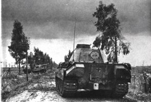 ....по поводу выхлопных патрубков, я не говорил бы так однозначно. Взгляните на машины по Курску. Трубы ободраны, а, не обгоревшие. По потёртостям. Качество немецкой краски, грунтовки - отменное. Танк не долгожитель, когда там до металла протирать. Но не спорю, довольно чистенькая машинка получилась.