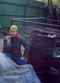 не везде контраст такой уж разительный. Внесу свою лепту: я в деревне у одноклассницы и на крутом банкете - вот уж контраст так контраст :) p.s. Я не курю. Сигарета для полноты образа.