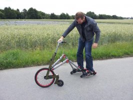 Помесь скутера, велосипеда и пары роликовых коньков.