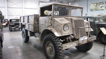 Озадачила фотка данного автомобиля. Это канадский 3-х тонник Ford F60, выпускался начиная с 1940 года. Но почему с крестами? И вот что нагуглил:
Представленный в музее грузовой автомобиль Ford F60 два раза становился военным трофеем. Первый раз он захвачен немецкими войсками летом 1942 года в ходе наступления Африканского Корпуса под командованием фельдмаршала Эрвина Роммеля в районе Табрука (Ливия). Через Италию автомобиль вместе с пополнением попал на Восточный фронт в районе Харькова.

Под Харьковом действовала 1-я танковая дивизия СС «Лейбштандарте СС Адольф Гитлер» под командованием командира Зеппа Дитриха. В ходе Харьковской наступательной операции в 1943 году, 3-я танковая армия СССР под командованием генерал-лейтенанта Павла Семёновича Рыбалко нанесла удар с юго-восточного направления. После нескольких дней боёв сопротивление частей СС было сломлено. И вся трофейная техника, в том числе и грузовой автомобиль Ford F60, оказалась захваченной советскими войсками.