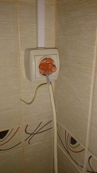 Как ни странно, оригинально. Хотя подписи и надписи вызывают рвотный спазм (кроме разве что "пи - это мышка говорит" - не слышал). Так что слово интеллектуальный в заглавии - лишнее.
А по поводу розеток - вот такое раз видел. Кандидат на премию Дарвина