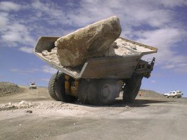 Почти удачная попытка "полицейского разворота". Только ручничек надо было чуть пораньше приотпустить. Резину совсем не бережет... А может все-таки дрифт???