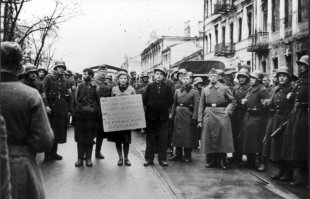 Литовские полицаи ведут на казнь Машу Брускину, Кирилла Труса, Володю Щербацевича.