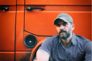 Кто говорил: автора в студию? Вот этот человек, под кепкой у которого творится вот такая непонятная хрень. Кстати, на его  сайте написано так: "Он часто возвращается в Рим для того, чтобы участвовать в шоу “Dignità автономное ди Prostituzione”, которой он глубоко привязан" (пардон, автоперевод). Больное искусство - его стезя, как я понимаю.