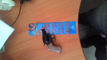 Да, киндеры в последнее время и оригинал - фигня полная. Покупал дочке несколько штук, а внутри (!) бумажный шар, надувной, и прочая подобная фигня.
Тем, у кого детство пришлось на начало-середину 90-х посвящается, мне сегодня коллега подогнал такую штуку: