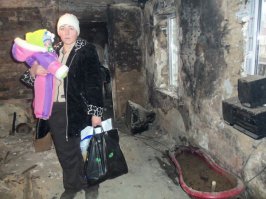 Мой Донбасс
Это Донецк.
Обычная русская семья, которая осталась без дома (см. фото)
Люди пытаются как-то выживать и даже восстанавливают его по чуть-чуть
Но им очень тяжело.

Сегодня проведала людей которые остались без места проживания, с семимесячным ребенком на руках и проживают по соседям. Что меня поразило в них, это их скромность, просьба о помощи звучала как тихий стон отчаянья: "Помогите пожалуйста, если Вам не трудно, мы стараемся никого не обременять, но уже не можем найти даже на улице доски для потолка. Крышу нам помогли перекрыть б/у шифером, а доски найти не можем и денег сейчас нет, ребенок сильно заболел из-за холодного проживания. Все сбережения исчерпаны, уже в долгах."

Обратились в администрацию, но пока там помогут, сами знаете, сколько времени пройдет. Да и помогут ли...

Поэтому им поможем мы. И, кстати, уже немного помогли. Пакет в руках у женщины - это наша гуманитарка, которую мы привозили в Донецк в последний раз. Плюс еще завтра этой семье передадут 4 тысячи из тех денег, что оставались на руках у нашей местной помощницы Жени.

Если вы не забыли, где-то месяц назад я уже объявлял сбор денег на очередную поездку. Собрали тогда тысяч под сто (плюс некоторые детские вещи). А поедем в ДНР на следующей неделе.

В понедельник я еще раз повешу пост с просьбой о пожертвованиях. У нас очень много планов на этот раз: от чисто гуманитарных вопросов (а их много!) до военных - надо помочь Боцману, тому самому, который в Славянске начинал под командованием Моторолы. У него сейчас батальон на передовой, в районе Гранитного, если ничего не путаю, вот туда и повезем гостинцы. Так что деньги нужны и желательно побольше.

Короче говоря, в понедельник я вас снова потревожу. Отчитаюсь по уже собранным финансам (мы их пока не тратили) и попрошу еще раз скинуться всем честным народом на доброе дело.

Что касается этой семьи, то либо снимем им на время квартиру/комнату, либо (если с жильем у них не так критично) - купим стройматериалов. Я уже договорился с тамошними своими френдессами и соратницами. Сегодня вроде должны сказать, что и как.

В общем, следите за обновлениями и помните: ВЕРА БЕЗ ДЕЛ МЕРТВА.