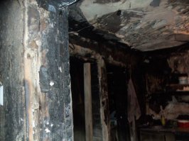 Мой Донбасс
Это Донецк.
Обычная русская семья, которая осталась без дома (см. фото)
Люди пытаются как-то выживать и даже восстанавливают его по чуть-чуть
Но им очень тяжело.

Сегодня проведала людей которые остались без места проживания, с семимесячным ребенком на руках и проживают по соседям. Что меня поразило в них, это их скромность, просьба о помощи звучала как тихий стон отчаянья: "Помогите пожалуйста, если Вам не трудно, мы стараемся никого не обременять, но уже не можем найти даже на улице доски для потолка. Крышу нам помогли перекрыть б/у шифером, а доски найти не можем и денег сейчас нет, ребенок сильно заболел из-за холодного проживания. Все сбережения исчерпаны, уже в долгах."

Обратились в администрацию, но пока там помогут, сами знаете, сколько времени пройдет. Да и помогут ли...

Поэтому им поможем мы. И, кстати, уже немного помогли. Пакет в руках у женщины - это наша гуманитарка, которую мы привозили в Донецк в последний раз. Плюс еще завтра этой семье передадут 4 тысячи из тех денег, что оставались на руках у нашей местной помощницы Жени.

Если вы не забыли, где-то месяц назад я уже объявлял сбор денег на очередную поездку. Собрали тогда тысяч под сто (плюс некоторые детские вещи). А поедем в ДНР на следующей неделе.

В понедельник я еще раз повешу пост с просьбой о пожертвованиях. У нас очень много планов на этот раз: от чисто гуманитарных вопросов (а их много!) до военных - надо помочь Боцману, тому самому, который в Славянске начинал под командованием Моторолы. У него сейчас батальон на передовой, в районе Гранитного, если ничего не путаю, вот туда и повезем гостинцы. Так что деньги нужны и желательно побольше.

Короче говоря, в понедельник я вас снова потревожу. Отчитаюсь по уже собранным финансам (мы их пока не тратили) и попрошу еще раз скинуться всем честным народом на доброе дело.

Что касается этой семьи, то либо снимем им на время квартиру/комнату, либо (если с жильем у них не так критично) - купим стройматериалов. Я уже договорился с тамошними своими френдессами и соратницами. Сегодня вроде должны сказать, что и как.

В общем, следите за обновлениями и помните: ВЕРА БЕЗ ДЕЛ МЕРТВА.