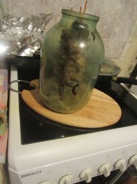 Короче мой опыт - не удержался и налил в банку вместе с оставшимся луком побольше маринада - по итогу получилось больше вареное, :) но таки заразы поджарились с коричневой корочкой и получилось очень недурно. :) Для опытов сделал только одну банку мяса, пока ходил искал фотоаппарат, мои все слупили. Дымком конечно не пахнет, но оперативно покушать вкусного мяса и удивить гостей самое оно. :).