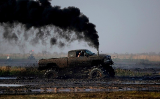 Напомнило сцену из фильма Безумный Макс.Дорога ярости (ближе к концу фильма).