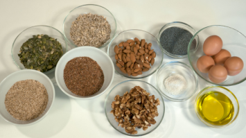 Ингредиенты на 1 кг хлеба (можно модифицировать ингредиенты по своим вкусовым пристрастиям):

100гр. миндаль
100гр. фундук
100гр. грецких орехов
* Орехи перемолоть

100гр. семян подсолнечника
100гр. семян кунжута
100гр. семян льна
100гр. семян тыквы
100гр. мака (по желанию)
100гр. воды (по желанию)

Добавьте по вкусу количество сушеных ягод и фруктов
2 чайные ложки соли
5 яиц
100 мл. льняного или оливкового масла
Смешайте все ингредиенты.

Форму для хлеба смазать льняным или другим растительным маслом.
Духовка 160 ° С
Выпекать 1:00.
Вегетарианские рецепты: рецепт хлеба из каменного века
Полезные советы по приготовлению хлеба

Вам нужно будет около 1-2 яиц на 100 грамм орехов/зерен/семян, так вам будет проще увеличивать пропорции. Если вы добавляете 100 г орехов добавьте еще одно яйцо.

Вы можете добавить туда мак или кедровые орехи. Не стесняйтесь экспериментировать. Если замес получается слишком сухой добавьте туда немного воды.