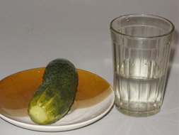 Как выглядят 100 грамм водки!..(и огурец).