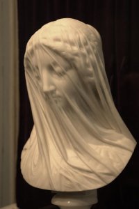 1. «Мраморная вуаль». Дева Мария из мрамора в исполнении Джованни Страцца. Середина XIX века. 2. «Избавление от чар» (после 1757 года) выполнено Франсческо Квироло и является самой известной из его работ. Памятник ценен тончайшей работой по мрамору и пемзе, из которой выполнена сеть. Квироло был единственным из неаполитанских мастеров, согласившимся на столь тонкую работу, остальные же отказались, считая, что при одном прикосновении резца сеть рассыплется на куски. 3. ХХ век Кевин Фрэнсис Грэй "Балерина".