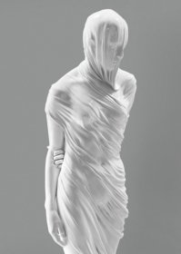 1. «Мраморная вуаль». Дева Мария из мрамора в исполнении Джованни Страцца. Середина XIX века. 2. «Избавление от чар» (после 1757 года) выполнено Франсческо Квироло и является самой известной из его работ. Памятник ценен тончайшей работой по мрамору и пемзе, из которой выполнена сеть. Квироло был единственным из неаполитанских мастеров, согласившимся на столь тонкую работу, остальные же отказались, считая, что при одном прикосновении резца сеть рассыплется на куски. 3. ХХ век Кевин Фрэнсис Грэй "Балерина".