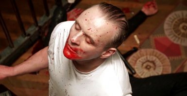 "В триллере «Молчание ягнят» Энтони Хопкинс, сыгравший роль Ганнибала Лектера, за весь фильм ни разу не моргнул."

А вот это разве не считается за "медленно моргнул"? )))