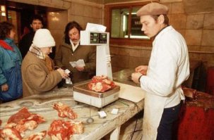 да и Игорь Николаев тогда обанкротился после развода с королёвой, потому и в очереди за голяшками