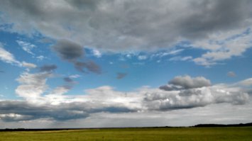 С  одной стороны   автор утрирует. Россия это красота и добрые  люди.
 с  другой стороны красоты наблюдаються в  основном там где нет  людей и  дорог, и только в  хорошую погоду. В плохую  там  дачники и  колхозники  свои уазики  выталкивают и  тракторами выдёргивают 0- с матом. А  доброта людей проявляется всё  больше в тайге и всё меньше в Москве.

----------------
Ежели  смотреть на проблемы  шире (или ширше или  ширее как  говорил некогда  глава государства) То  уже  не первый год американскиесоциологи воют дурным голосом  о дибилизации  населения и падении  уровня  интеллекта. Не  образования -именно умственных способностей  населения. И  не только в  штатах но и в других странах,, в частности в  России. 
 Как  так ? а спросите у тов. Дарвина - он  ещё  когда  говорил что  от двух дебилоидов  гении  рождаются  раз в  тыщу  лет, а маленькие  дебильчики  каждый год, и  не по одному  зачастую. 
Кто  щас рожает  больше 1  ребёнка ?  Я даже писать не буду  и так  всё понятно. и  не надо приводить примеры  счастливых семей. У  умных, образованных, урвановешенных пар или вообще нет детей или  один рубёнок. НУ  два -  тоесть было два человека а когда помрут после  себя  оставят одного. Но семей с 5-7-7 детьми  не мало. И  не от них  ли у соседей  вечная  главная боль ?  Пустые бутылки из окна и окурки  перед дверью квартиры ?  
Да - по оному  вроде всё  нормально, а  во  в массе выглядит всё плохо.  На  наш век хватит но  если ситуация не изменится   то через 2-3 поколения     история СССР, люди  проводящие расчёты  с логарифмической линейкой,  и многие  другие вещи станут сказками и преувеличением.