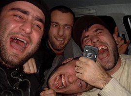 С  одной стороны   автор утрирует. Россия это красота и добрые  люди.
 с  другой стороны красоты наблюдаються в  основном там где нет  людей и  дорог, и только в  хорошую погоду. В плохую  там  дачники и  колхозники  свои уазики  выталкивают и  тракторами выдёргивают 0- с матом. А  доброта людей проявляется всё  больше в тайге и всё меньше в Москве.

----------------
Ежели  смотреть на проблемы  шире (или ширше или  ширее как  говорил некогда  глава государства) То  уже  не первый год американскиесоциологи воют дурным голосом  о дибилизации  населения и падении  уровня  интеллекта. Не  образования -именно умственных способностей  населения. И  не только в  штатах но и в других странах,, в частности в  России. 
 Как  так ? а спросите у тов. Дарвина - он  ещё  когда  говорил что  от двух дебилоидов  гении  рождаются  раз в  тыщу  лет, а маленькие  дебильчики  каждый год, и  не по одному  зачастую. 
Кто  щас рожает  больше 1  ребёнка ?  Я даже писать не буду  и так  всё понятно. и  не надо приводить примеры  счастливых семей. У  умных, образованных, урвановешенных пар или вообще нет детей или  один рубёнок. НУ  два -  тоесть было два человека а когда помрут после  себя  оставят одного. Но семей с 5-7-7 детьми  не мало. И  не от них  ли у соседей  вечная  главная боль ?  Пустые бутылки из окна и окурки  перед дверью квартиры ?  
Да - по оному  вроде всё  нормально, а  во  в массе выглядит всё плохо.  На  наш век хватит но  если ситуация не изменится   то через 2-3 поколения     история СССР, люди  проводящие расчёты  с логарифмической линейкой,  и многие  другие вещи станут сказками и преувеличением.